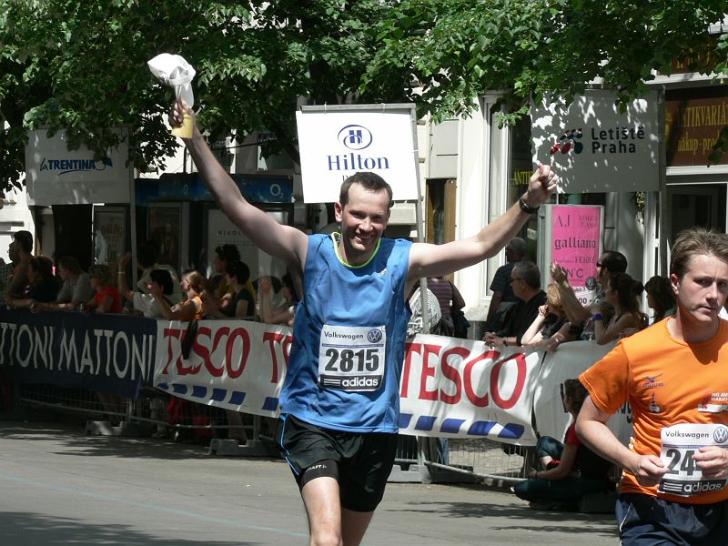 Maraton09 190.jpg - Ovšem Kroci to je miláček fotoaparátů, ten umí dobíhat do cíle. Zamávat na kameru, usmát se a pak vyrazit jako střela k cílé pásce.